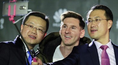 ГАЛЕРЕЯ ИСКУССТВ SAATCHI И HUAWEI ОБЪЯВЛЯЮТ КОНКУРС НА ЛУЧШЕЕ СЕЛФИ